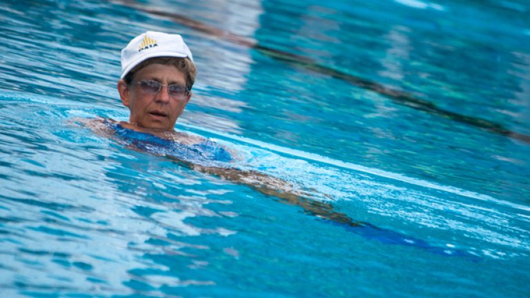 На басейн не се ходи само семейно. Самотните плувци също са честа гледка