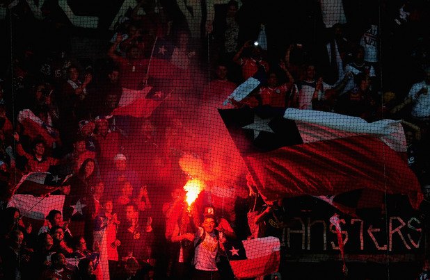 Чилийските фенове се бунтуват - няма да могат да осветят небето над Сантяго с факлите си, когато отборът им мери сили с най-добрите на континента.