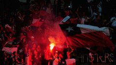 Чилийските фенове се бунтуват - няма да могат да осветят небето над Сантяго с факлите си, когато отборът им мери сили с най-добрите на континента.