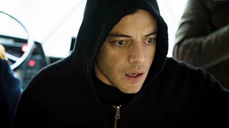 Пробивът с Mr.Robot
Любителите на качествените сериали знаеха кой е Малек много преди "Бохемска рапсодия" заради трилъра Mr.Robot. В неговите четири сезона актьорът влиза в ролята на хакера Елиът Алдерсън, страдащ от клинична депресия и имащ проблеми с човешкото общуване. Сериалът неслучайно печели редица похвали и отличия, сред които "Еми" и "Златен глобус". Самият Малек също се окичва с множество награди за изпълнението си, което му отваря още редица врати.
