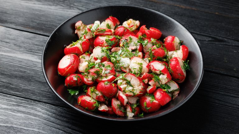 Репички с бекон и подправкиРепичките често са добавка към други продукти, а могат да са впечатляваща гарнитура. Почистваме и измиваме две връзки репички, като по-големите режем на две. В нагорещен тиган запържваме една глава лук и шепа бекон, прибавяме репичките и леко ги намачкваме, за да си пуснат сока. След това добавяме на ситно магданоз и чесън, сол, черен пипер и оцет. Разбъркваме и сервираме топли.