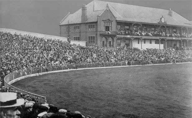 Така изглеждаше преди 114 години стадион "Брамъл Лейн" в Шефийлд, когато на него се играеха едновременно футбол и крикет. Това е най-старият стадион в английския футбол, който още съществува.