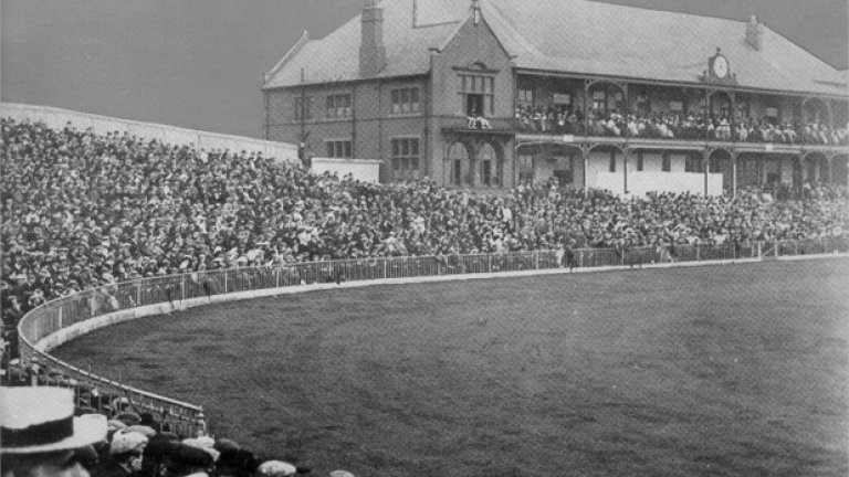 Така изглеждаше преди 114 години стадион "Брамъл Лейн" в Шефийлд, когато на него се играеха едновременно футбол и крикет. Това е най-старият стадион в английския футбол, който още съществува.
