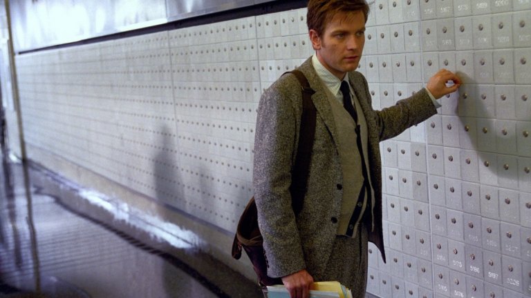 5."Oстани" (Stay, 2005)
Отношенията между студента по изкуствата Хенри Латам (Райън Гослинг), който заплашва да извърши самоубийство и психиатъра Сам Форестър (Юън Макгрегър) разкриват дълбок конфликт. Ролята на Макгрегър е на човек, който е изгубил пътя си в живота, и е силно психологическа и в известна степен зловеща.