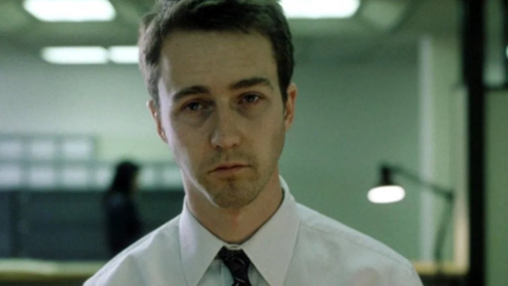 Fight Club / "Боен клуб" - "Хората все ме питат познавам ли Тайлър Дърдън"
Нихилистичен, агресивен и насочен директно срещу консуматорското общество, "Боен Клуб" е един от най-силните филми на 90-те. В него режисьорът Дейвид Финчър показва мрачния път към разрушението, по който един иначе нормален, средностатистически Джо поема... след като се сблъсква с Тайлър Дърдън. Самата първа реплика в случая обаче е едно от многото "намигвания" на режисьора към зрителите - ясни знаци, по които може да се разчете финалната развръзка - главният герой, който до самия край остава неназован, е Тайлър Дърдън. Или поне Тайлър Дърдън е част от самия него. Онази част, която се е освободила от съзнанието и иска да види как света наоколо гори в хаос.