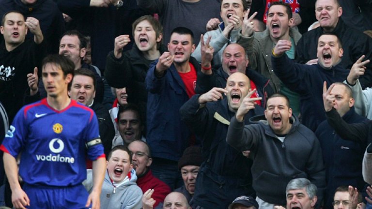 На "Анфийлд" също е трудно да се гостува, но публиката е щедра на аплодисменти за гостите, ако надиграят нейния тим. Изключенията са две - Манчестър Юнайтед и Евертън, мачовете с които са колизеум на омразата.