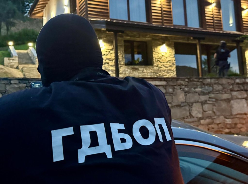 Мащабна акция на ГДБОП: 13 задържани за рекет и насилие, иззети са оръжие и бухалки