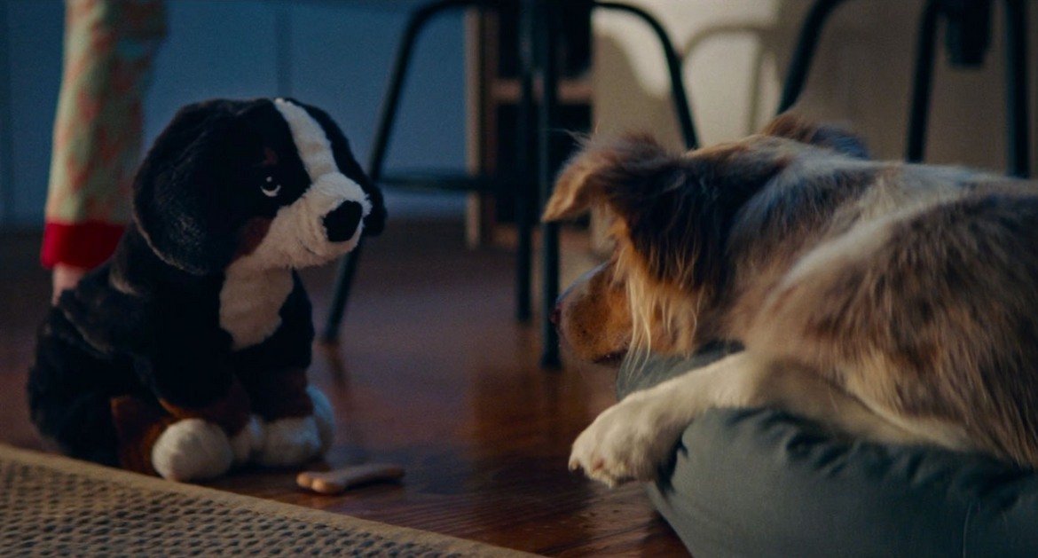 Новото имиджово видео на ИКЕА носи послание за уют и приятелство.