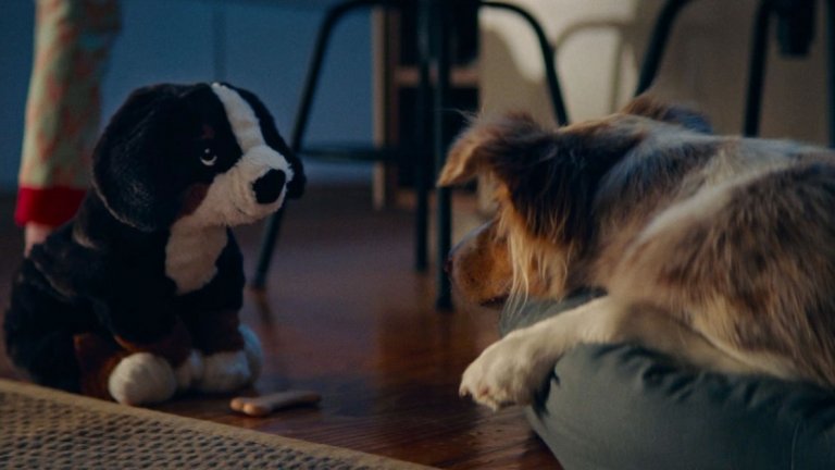 Новото имиджово видео на ИКЕА носи послание за уют и приятелство.