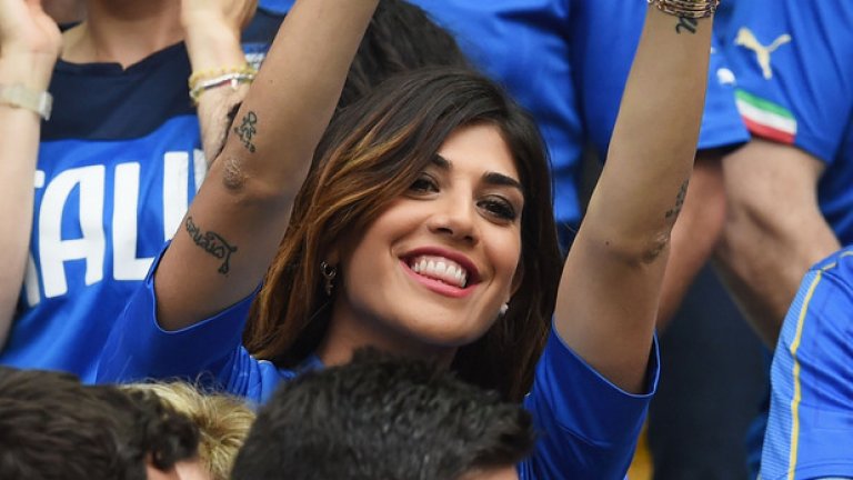 Джени Дароне изпраща сърце на приятеля си Лоренцо Инсиние