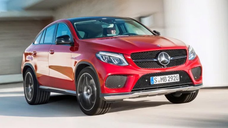 "Скромният" Салах има Bentley, Lamborghini Aventador и... Toyota