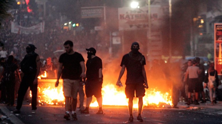 Хиляди поискаха забрана на "Златна зора"