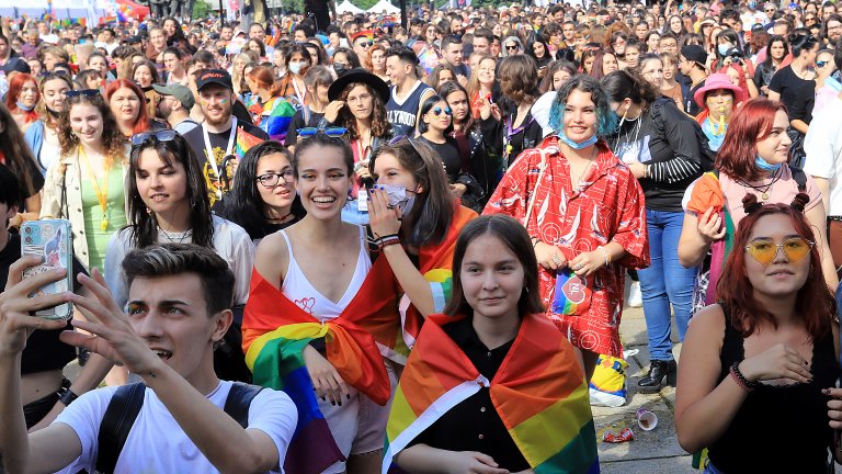 Няколко хиляди души се събраха пред паметника на Съветската армия за София прайд 2021