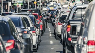 Колите в тъмни цветове излъчват топлина, която би могла да повиши с няколко градуса температурата