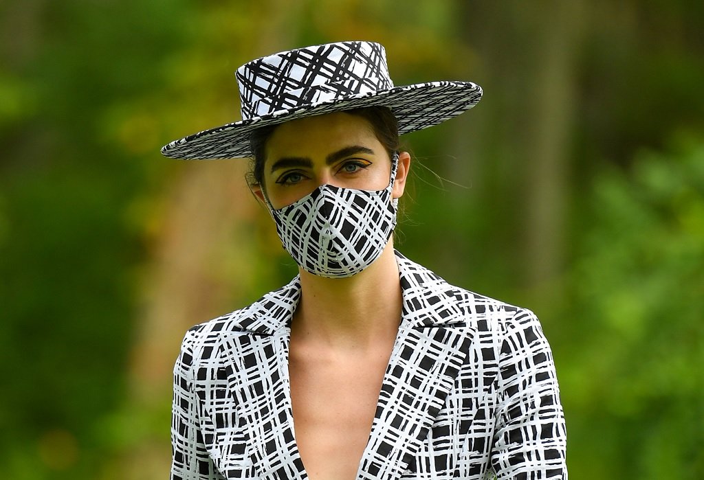 "Усещаш, че зимата е дошла, когато не свалиш маската си навън, просто защото ти топли" - все по-често ще се случва. Но освен необходимост, тя се превръща уверено и в моден атрибут. Най-често се съчетава с цвета на шапката и се използва като потвърждение за стила на човек. Тази тенденция се зароди още през пролетта, когато модните дизайнери бързо реагираха на нуждата от стилни и елегантни покривала за носа и устата.