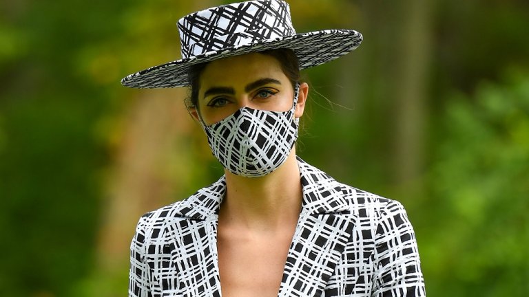 "Усещаш, че зимата е дошла, когато не свалиш маската си навън, просто защото ти топли" - все по-често ще се случва. Но освен необходимост, тя се превръща уверено и в моден атрибут. Най-често се съчетава с цвета на шапката и се използва като потвърждение за стила на човек. Тази тенденция се зароди още през пролетта, когато модните дизайнери бързо реагираха на нуждата от стилни и елегантни покривала за носа и устата.