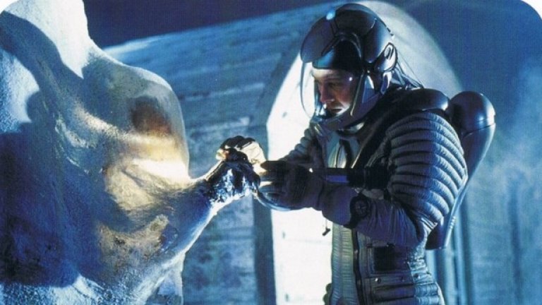 11. Супернова (Supernova) – 2000 г.
Загуби - $108,31 млн.
Чували ли сте за този филм? Едва ли. И все пак „Супернова” е отличен пример за това, какво се случва, когато филмово студио си науми на всяка цена да докара един проект до завършек. Сценарият на този филм се подмята из Холивуд от края на 80-те и преминава през много редакции, докато се докара до състоянието на банален научно-фантастичен ужас. Със сценария обаче се захваща Уолтър Хил, който като режисьор, продуцент и сценарист е отговорен за много от бележитите холивудски екшъни през 80-те и 90-те. Филмът е заснет през 1998 г., но тестовото показване пред публика минава отварително, най-вече заради евтините специални ефекти. Студиото MGM решава да налее още пари и значителна част от сцените са преснимани. Новият тест пред публика отново минава зле и Хил напуска режисьорското кресло. Студиото обаче не се отказва и дава още пари за преснимане на сцени и добавяне на специални ефекти (включително секс сцени при нулева гравитация). Градските легенди твърдят, че самият Франсис Форд Копола срещу солиден хонорар се е опитвал да спасява проекта, като монтира готовия продукт. Каузата обаче е обречена и в началото на 2000 г. филмът минава набързо през кината в САЩ, унищожен е от критиката и публиката и практически не е показван в чужбина.