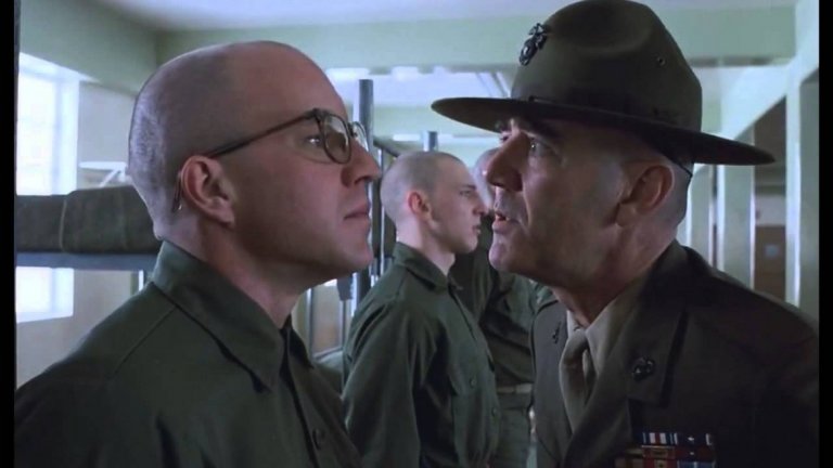 Там сержант Хартман (гениална роля на бившия военен Роналд Лий Ърми) ще ги трансформира в машини за убиване