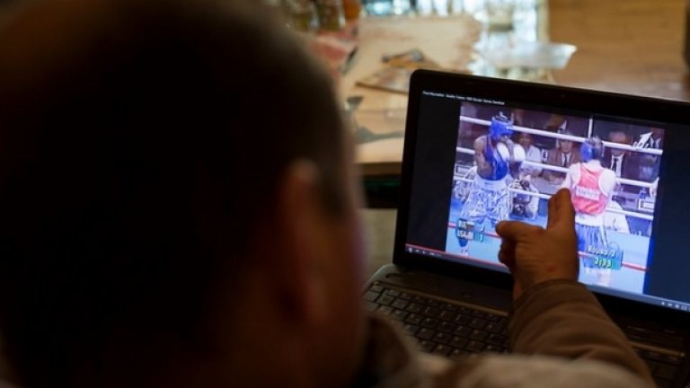 Сарафа гледа мача си срещу Флойд, който му пуска човекът на New York Times.