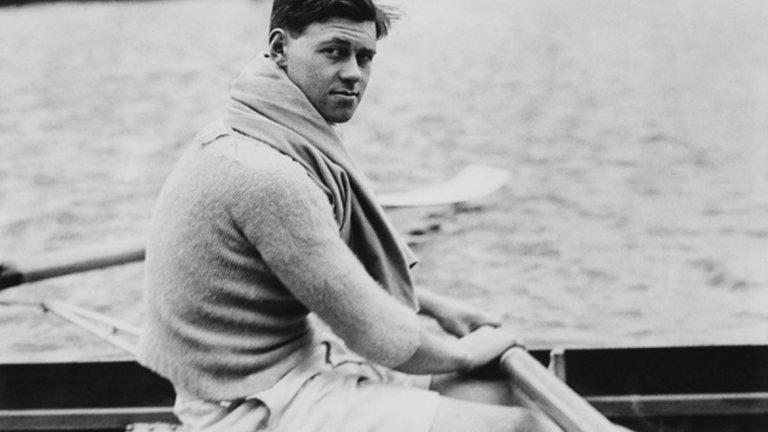 Възхищението, което Хю изпитва към бащата си Уилям Джордж Реналд Мъндел Лори, на кратко Рен Лори, не е изненадващо. Освен че го описва като „най-милия човек на света“, Рен е златен медалист от олимпийски игри, а с него в отбора, Кеймбридж печели състезанието срещу Оксфорд в три поредни години (между 1934 и 1936 г.), а две години по-късно двойката Лори-Уилсън печели регатата Хенли.

