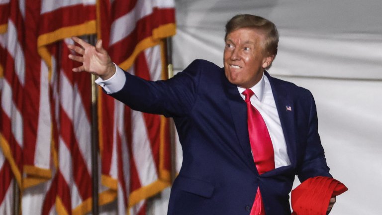 В продължение на 15 години The Trump Corp. и Trump Payroll Corp. са плащали огромни бонуси за висшите си мениджъри без отчетност и данъци