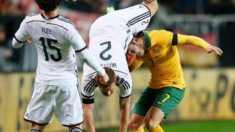 Шкодран Мустафи, германски национал, показва на австралийците какво правят кенгурата - прескача Матю Леки в контролата между двата тима (2:2).