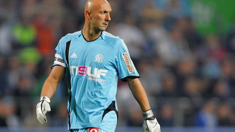 Най-глупавата плюнка е на Бартез
Най-тъпото наплюване се приписва на прочутия френски вратар Фабиен Бартез. На 12 февруари 2005 г. неговият тим Олимпик (Марсилия) гостува в Мароко за приятелски мач с местния Уидад (Казабланка). В хода на срещата става счепкване между двата отбора, а един от играчите от Марсилия е изгонен. Ядосан, Бартез наплюва по най-глупав начин мароканския съдия. Но макар че двубоят не е официален, става голям скандал. Малко по-късно вратарят е наказан сурово с шестмесечна дисквалификация, която впоследствие е намалена. Но заради санкцията Бартез пропуска цели шест мача на националния отбор на Франция в квалификациите за световното първенство, където е заменен от Грегори Купе. Връща се чак през ноември при победата в контролата срещу Коста Рика с 3:2. А на 1 декември пази за Олимпик срещу Левски в София, когато Христо Йовов му вкарва знаменития си „бижутерски гол“ за победата на сините с 1:0.