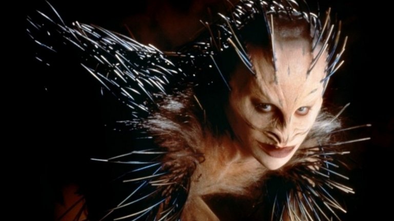 6. Nightbreed / Нощна порода (1990)
Това да режисираш сам филми по разказите си не винаги носи задоволителен резултат. Самият Баркър е недоволен от крайния вариант на "Нощна порода" след намесата на филмовото студио и неговата голяма ножица. След премиерата си филмът се оказва финансов провал, но днес се радва на култов статус сред някои хорър фенове. Базиран е на разказа "Кабал" и разказва за млад психичноболен мъж, който бяга от полицията и намира убежище в изоставено гробище. Там се сблъсква с група чудовища, познати като Нощната порода, които също са избрали да се крият от човечеството.