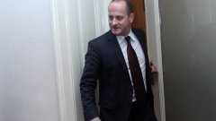 "КОЙ държи бухалката", пита Кънев във връзка с ръководството на Комисията по финансов надзор 