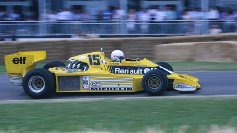 Renault RS01 от 1977-1978 година
Това е първият автомобил с турбо двигател в историята на Формула 1. Колата има нужда от много по-добро охлаждане, което обяснява многобройните въздухозаборници и радиатори, разположени навсякъде където има място.
