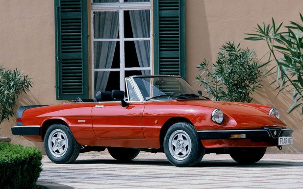 Alfa Romeo Spider - Серия I (1966-та-1969-та)
Италианското дизайнерско бюро Pinifarina е отговорно за красивия изглед на тази 
Alfa Romeo Spider
