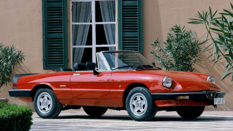 Alfa Romeo Spider - Серия I (1966-та-1969-та)
Италианското дизайнерско бюро Pinifarina е отговорно за красивия изглед на тази 
Alfa Romeo Spider
