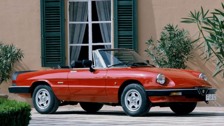 Alfa Romeo Spider - Серия I (1966-та-1969-та)
Италианското дизайнерско бюро Pinifarina е отговорно за красивия изглед на тази 
Alfa Romeo Spider