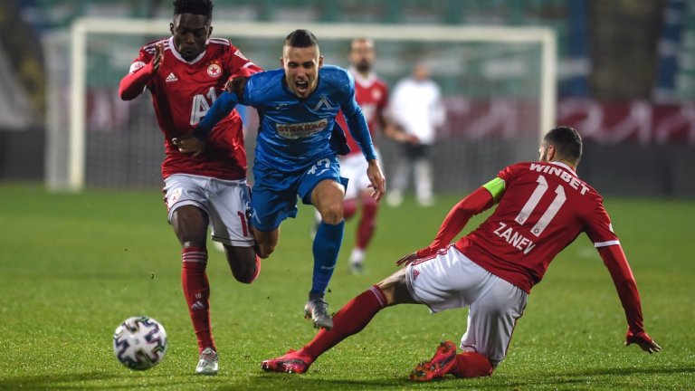 Дербито в неделя с публика!