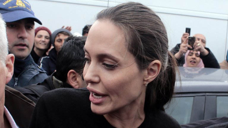 Американската актриса Анджелина Джоли отиде на посещение в бежански лагер в Гърция, в близост до пристанището в Пирея