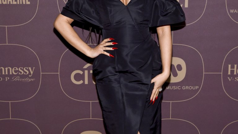 Карди Би 
В момента мнозина определят устатата рапърка като "новата Бионсе" заради неподправения й стил. Карди Би привлича доста внимание в последните няколко години – от бременността си до успешните си проекти с банди като Maroon 5. Както и Крис Прат, Карди започва с екзотичните танци още на 18 години, но още тогава планира да се оттегли най-късно на 25. Всъщност се маха от стриптийз клуба още на 23, когато започва да става известна с друго, освен с бюста си (който е силиконов).