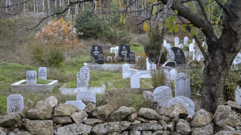 Броят на гробовете се увеличава за сметка на населението...