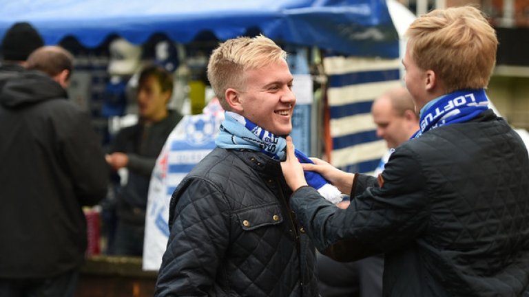 Шалчета 50:50 с имената на двата отбора. Има нещо сбъркано в това. Как така ще си от Челси, но ще си купиш шалче, на което пише и името на съперника на тима!? Пълно е с такива из стадионите, непоносими са!