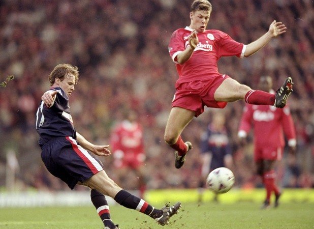 Нападател: Ерик Майер
Майер дойде като свободен агент от Леверкузен през 1999 г., но вкара само гола в 27-те си мача за Ливърпул – и двата за Купата на лигата. На терена не бе сред звездите на „червените“, но се превърна в герой за феновете, след като бе забелязан да празнува Купата на УЕФА през 2001-ва в компанията им.