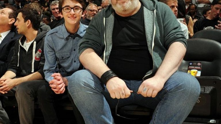 Айзък Хемпстед-Райт (Бен Старк) и Кристиан Неирн (Ходор) гледат мача от НБА между Торонто Раптърс и Чикаго Булс на 19 декември 2014-а