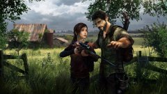 The Last of Us (PS3)

Още първите кадри в The Last of Us ни показват, че тази постапокалиптична игра няма да бъде като другите, които попадат във въпросната ниша. Зомбитата в играта, наричани „заразените”, са страшни, а коварният вирус дебне отвсякъде, но истинските герои – и антигерои – в този свят са хората. Човешките взаимоотношения, привързаността и саможертвата, а заедно с тях злобата, предателството и жестокостта, не са изчезнали, дори напротив – виреят и в тези нови враждебни условия. The Last of Us се заема с човешката страна на постапокалиптичния свят и наистина успява да докосне тънките струни на душата. 

На фона на тази сива картина се срещаме с Джоел – контрабандист и предприемач, който е принуден да поеме задачата да преведе малката Ели през пустошта на континентална Америка. Докато си проправят път през десетките препятствия, между двамата се ражда една уникална връзка и не е преувеличено да кажем, че историята в The Last of Us е в основата на желанието ви да продължавате нататък. Начинът, по който мнението на Джоел за неканената му спътничка се променя от „човешка стока“ до безкрайно близко същество може да стопли сърцето и на най-закоравелите геймъри. Това е разказваческо умение на най-високо ниво, подплатено от солиден геймплей с тактическа мисъл на фона на един безкрайно истински, страдащ свят.
