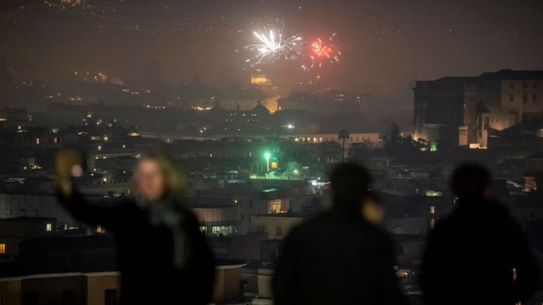 Рим 
В Италия всички зимни празници минаха под знака на забраната жителите да напускат градовете си по местоживеене. Затова пък живеещите в Рим например наблюдаваха от високо новогодишната заря.