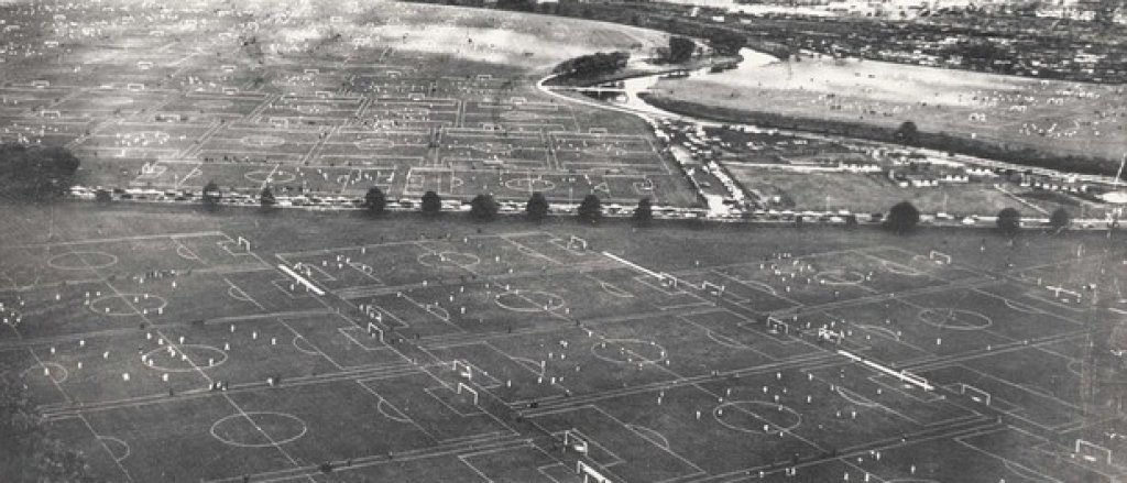 
Без коментар. Култовият район в източен Лондон "Хакни Маршис" се гордее с 88 стандартни футболни терена един до друг. Кадърът е от 1962-а.