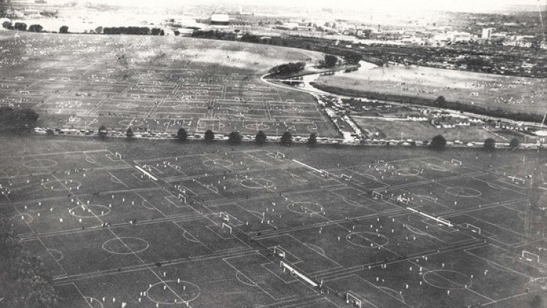 
Без коментар. Култовият район в източен Лондон "Хакни Маршис" се гордее с 88 стандартни футболни терена един до друг. Кадърът е от 1962-а.