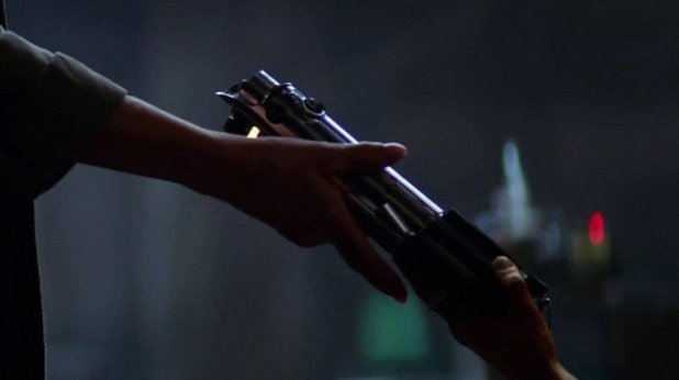 Този кадър от трейлъра, в който е показано предаване на лазерен меч, изглежда включва не-човешка ръка, вероятно от героинята, играна от Лупита Нионго