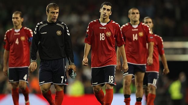 Плеймейкърът Хенрик Мхитарян (в средата) е звездата на националния отбор на Армения