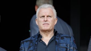 С 35 години като криминален журналист, Де Врийз има много врагове, но един изпъква над всички