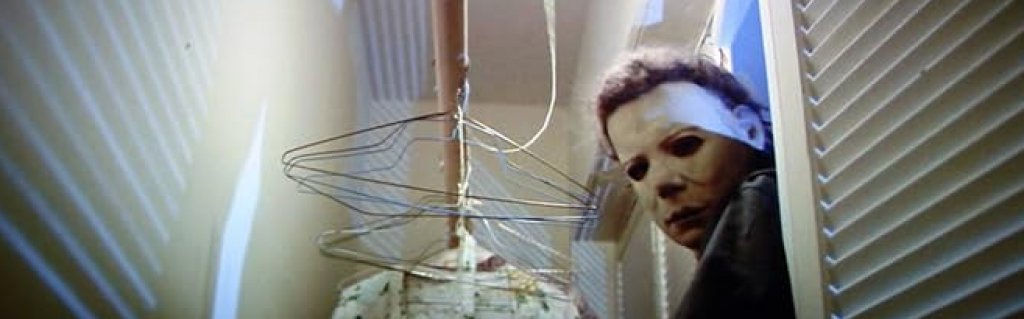 “Хелоуин”
Незабравима дупка в сюжета има и първият “Хелоуин”, който показва как Майкъл Майърс бяга от психиатричната болница, карайки кола. Във филма се казва, че героят е затворен в клиника за душевноболни на 10-годишна възраст, след като е убил сестра си, и е държан под ключ в продължение на 15 години. Как тогава Майърс се е научил да шофира, като не е имал право да напуска институцията?