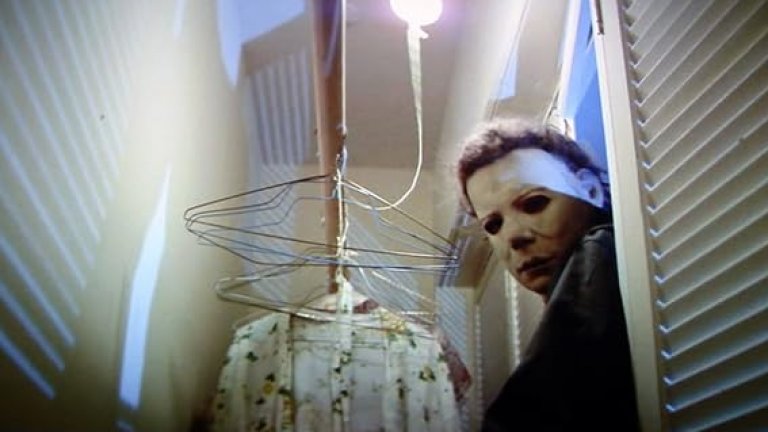 “Хелоуин”
Незабравима дупка в сюжета има и първият “Хелоуин”, който показва как Майкъл Майърс бяга от психиатричната болница, карайки кола. Във филма се казва, че героят е затворен в клиника за душевноболни на 10-годишна възраст, след като е убил сестра си, и е държан под ключ в продължение на 15 години. Как тогава Майърс се е научил да шофира, като не е имал право да напуска институцията?