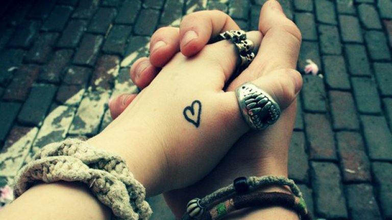 „Успешните хора винаги търсят възможност да помагат на другите. Неуспешните хора винаги първо питат „А аз какво ще спечеля от това?" – Браян Трейси